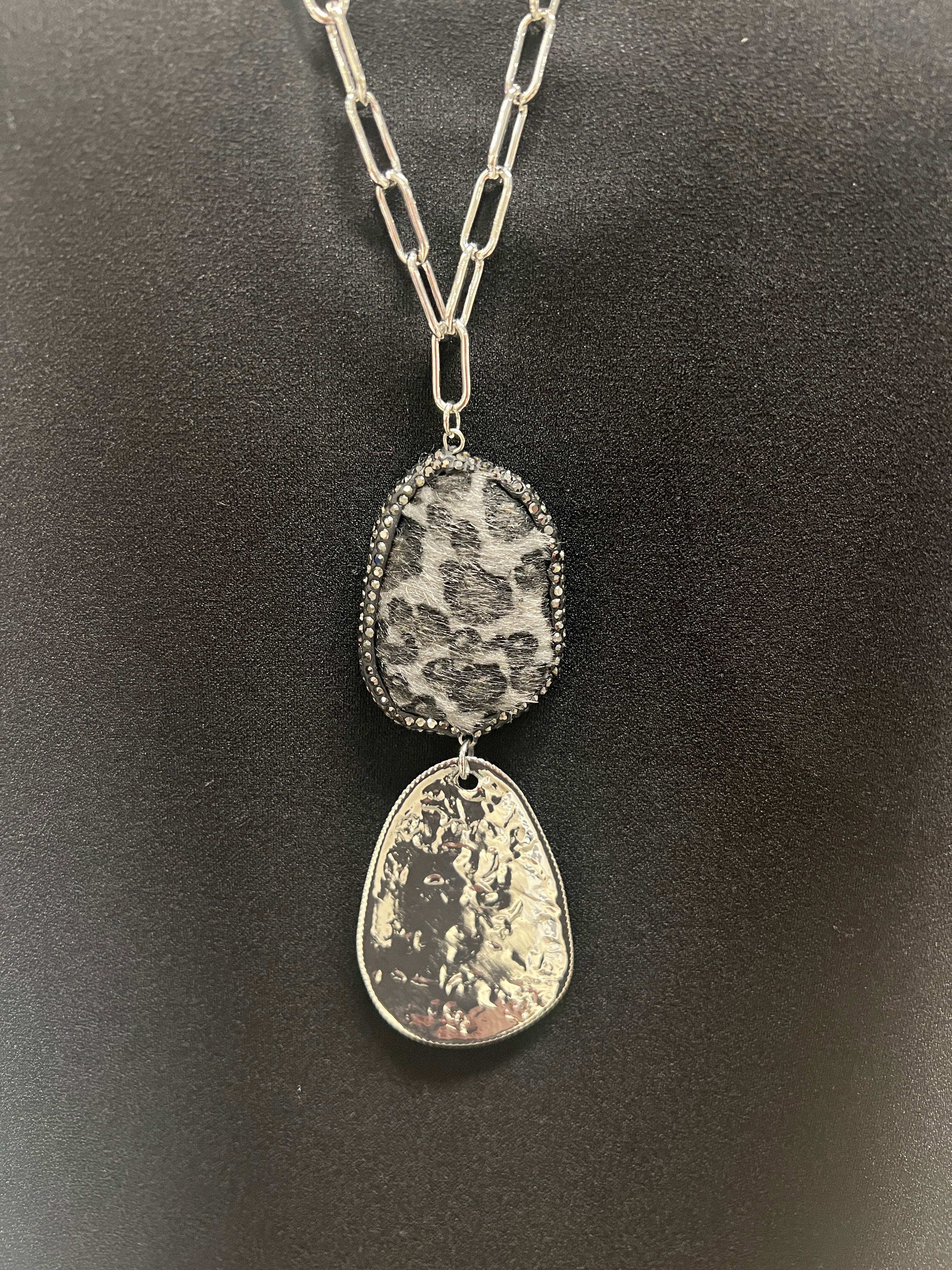 Gemma - Lang halskæde med stort vedhæng med leopardprint